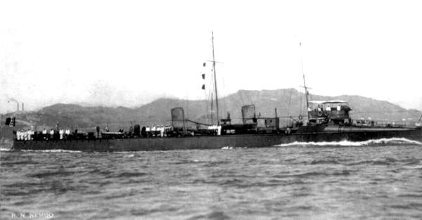 Cacciatorpediniere Nembo, nella configurazione originale a due fumaioli Il-Nembo-nella-configurazione-originale-a-due-fumaioli